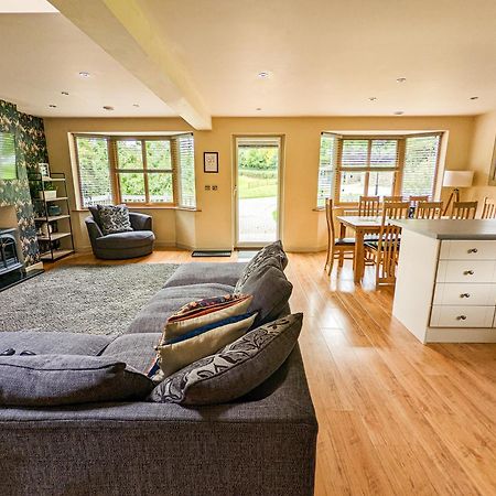Elm Escapes Villa Knighton  Exterior photo