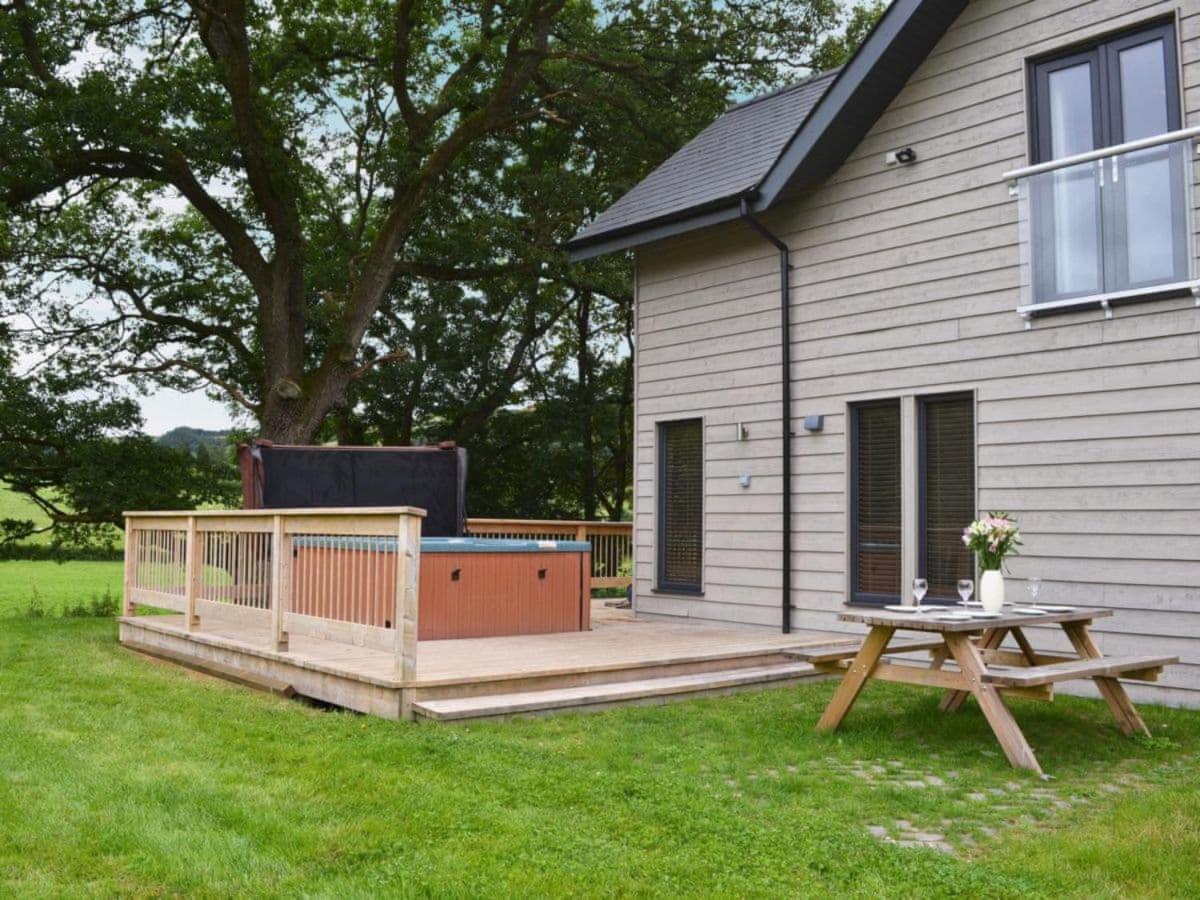 Elm Escapes Villa Knighton  Exterior photo