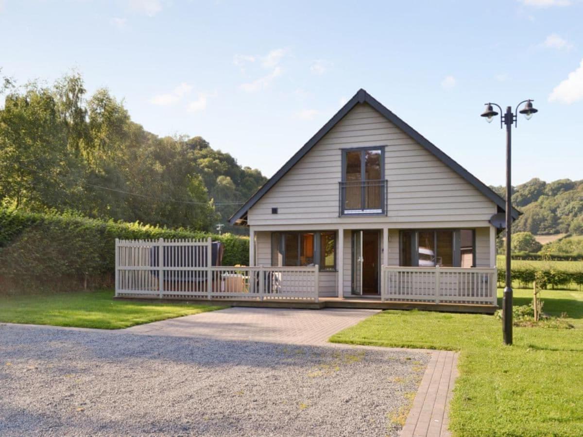 Elm Escapes Villa Knighton  Exterior photo